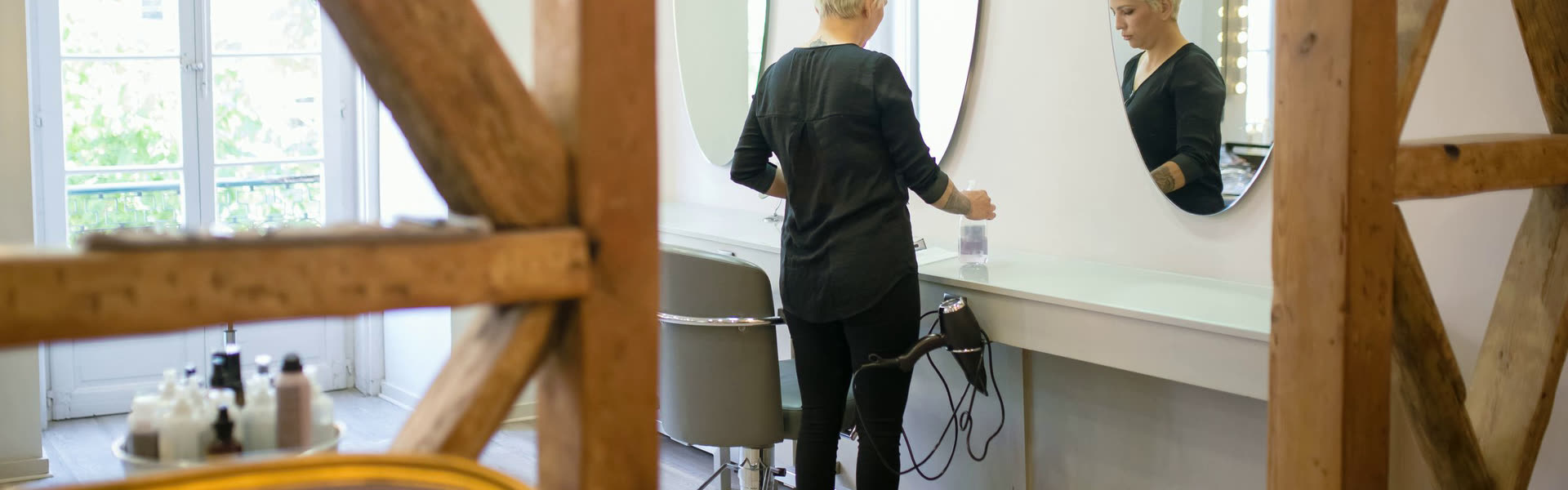 Salongens inredning med stolar och speglar i varmt ljus